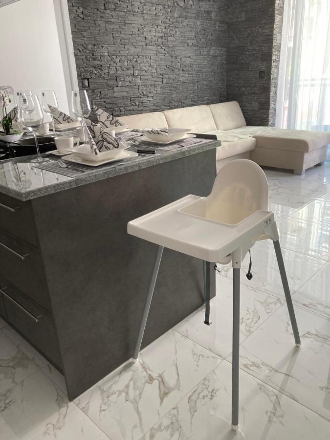 Mosonmagyaróvár Swiss Luxury Apartment מראה חיצוני תמונה